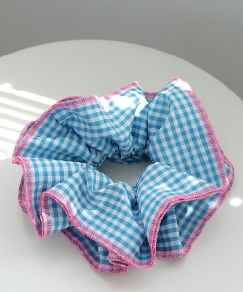 Three Four Time（ｽﾘｰﾌｫｰﾀｲﾑ）の「バイカラーギンガムボリュームシュシュ（シュシュ・レディース・ブルー/グリーン/ブラック・FREE）」の17枚目の写真