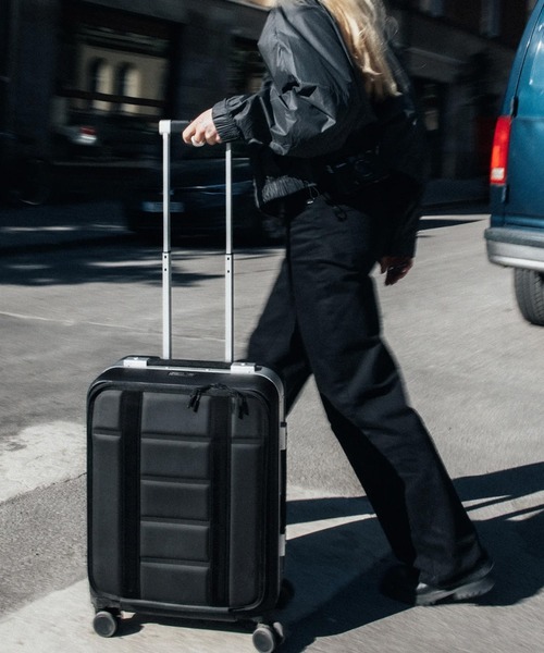 ESTNATION(エストネーション)の「Db / Ramverk Pro Front-access Carry-on 38L(スーツケース/キャリーバッグ・メンズ・ブラック/シルバー・FREE)」の4枚目の写真