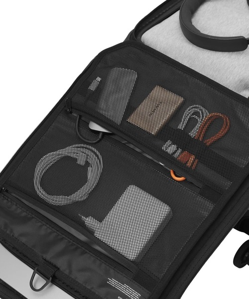 ESTNATION(エストネーション)の「Db / Ramverk Pro Front-access Carry-on 38L(スーツケース/キャリーバッグ・メンズ・ブラック/シルバー・FREE)」の10枚目の写真