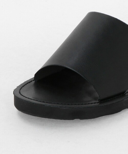 green label relaxing（グリーンレーベルリラクシング）の「レザーライク スライド サンダル（サンダル・メンズ・ブラック・27cm/28cm/26cm）」の2枚目の写真