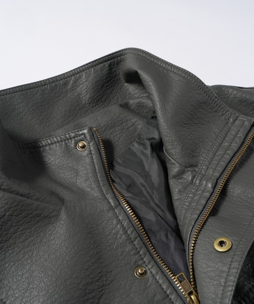TOBEE（トゥビー）の「【TOBEE】ヴィンテージデザイン PUレザージャケット/ スタンドカラーブルゾン（ブルゾン・メンズ・ダークグレー/ブラック・MEDIUM/LARGE/X-LARGE）」の3枚目の写真