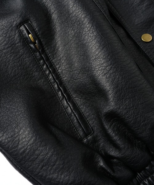 TOBEE（トゥビー）の「【TOBEE】ヴィンテージデザイン PUレザージャケット/ スタンドカラーブルゾン（ブルゾン・メンズ・ダークグレー/ブラック・MEDIUM/LARGE/X-LARGE）」の9枚目の写真