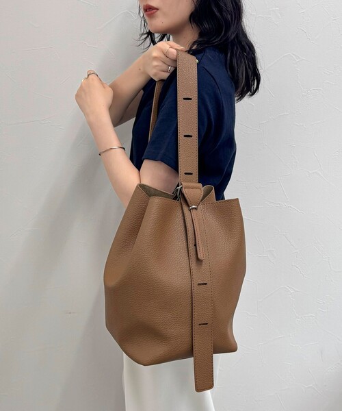 fredy emue（フレディエミュ）の「ソフトシボ2WAYホーボーバッグ（ショルダーバッグ・レディース・ブラック/ブラウン・FREE）」の2枚目の写真