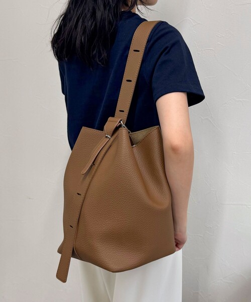 fredy emue（フレディエミュ）の「ソフトシボ2WAYホーボーバッグ（ショルダーバッグ・レディース・ブラック/ブラウン・FREE）」の4枚目の写真