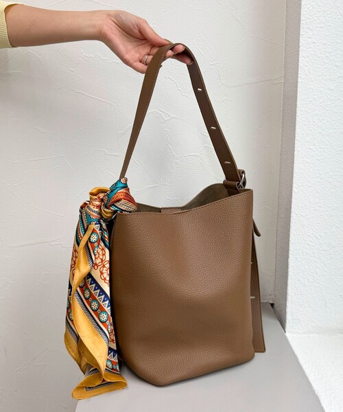 fredy emue（フレディエミュ）の「ソフトシボ2WAYホーボーバッグ（ショルダーバッグ・レディース・ブラック/ブラウン・FREE）」の6枚目の写真