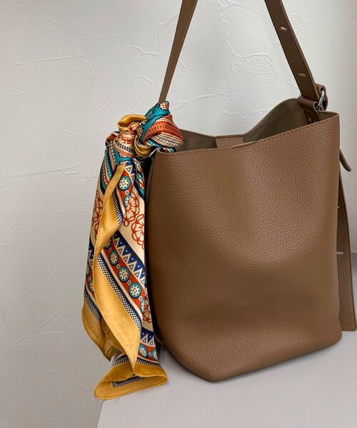 fredy emue（フレディエミュ）の「ソフトシボ2WAYホーボーバッグ（ショルダーバッグ・レディース・ブラック/ブラウン・FREE）」の7枚目の写真