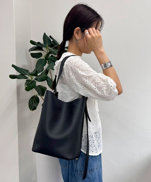 fredy emue（フレディエミュ）の「ソフトシボ2WAYホーボーバッグ（ショルダーバッグ・レディース・ブラック/ブラウン・FREE）」の8枚目の写真