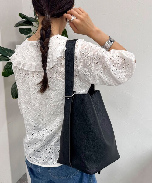 fredy emue（フレディエミュ）の「ソフトシボ2WAYホーボーバッグ（ショルダーバッグ・レディース・ブラック/ブラウン・FREE）」の9枚目の写真