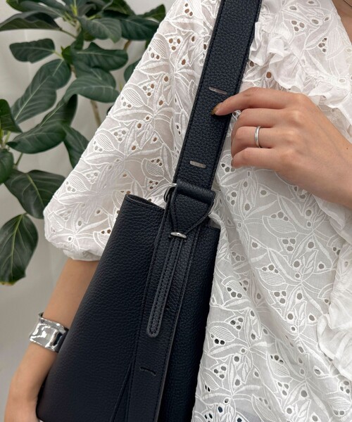 fredy emue（フレディエミュ）の「ソフトシボ2WAYホーボーバッグ（ショルダーバッグ・レディース・ブラック/ブラウン・FREE）」の11枚目の写真