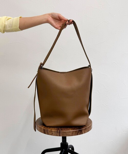 fredy emue（フレディエミュ）の「ソフトシボ2WAYホーボーバッグ（ショルダーバッグ・レディース・ブラック/ブラウン・FREE）」の12枚目の写真