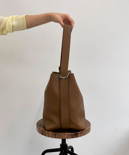 fredy emue（フレディエミュ）の「ソフトシボ2WAYホーボーバッグ（ショルダーバッグ・レディース・ブラック/ブラウン・FREE）」の13枚目の写真