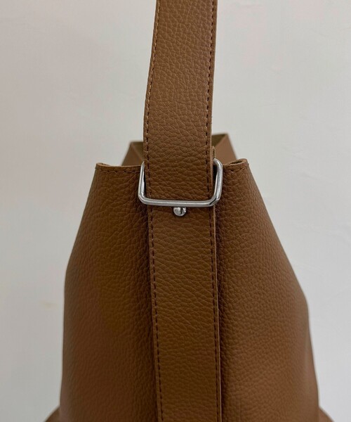 fredy emue（フレディエミュ）の「ソフトシボ2WAYホーボーバッグ（ショルダーバッグ・レディース・ブラック/ブラウン・FREE）」の14枚目の写真