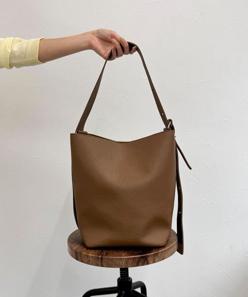 fredy emue（フレディエミュ）の「ソフトシボ2WAYホーボーバッグ（ショルダーバッグ・レディース・ブラック/ブラウン・FREE）」の15枚目の写真