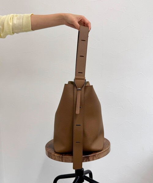 fredy emue（フレディエミュ）の「ソフトシボ2WAYホーボーバッグ（ショルダーバッグ・レディース・ブラック/ブラウン・FREE）」の16枚目の写真