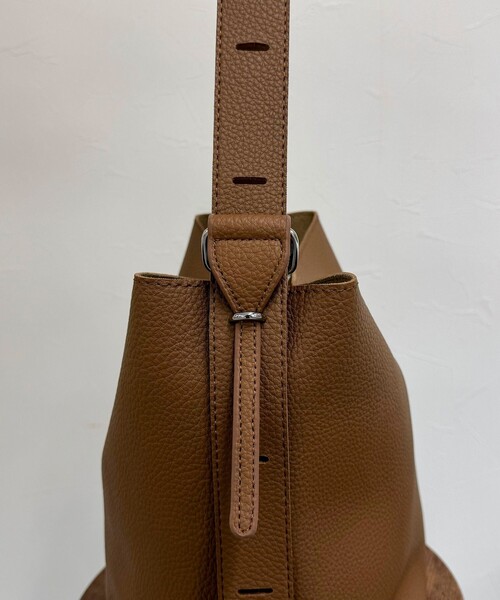 fredy emue（フレディエミュ）の「ソフトシボ2WAYホーボーバッグ（ショルダーバッグ・レディース・ブラック/ブラウン・FREE）」の17枚目の写真