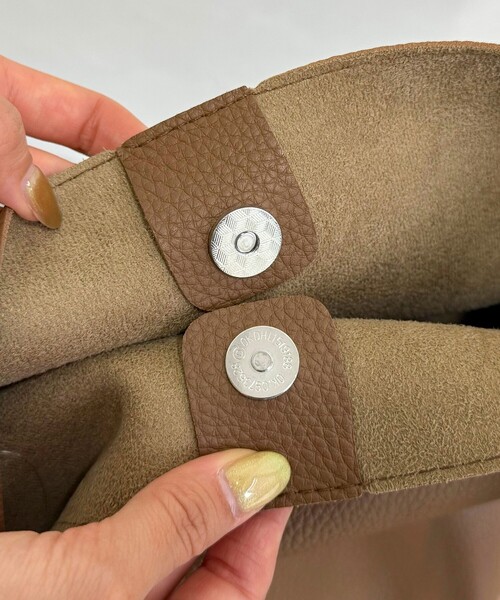 fredy emue（フレディエミュ）の「ソフトシボ2WAYホーボーバッグ（ショルダーバッグ・レディース・ブラック/ブラウン・FREE）」の20枚目の写真