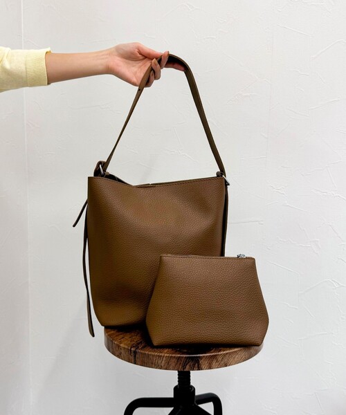 fredy emue（フレディエミュ）の「ソフトシボ2WAYホーボーバッグ（ショルダーバッグ・レディース・ブラック/ブラウン・FREE）」の21枚目の写真