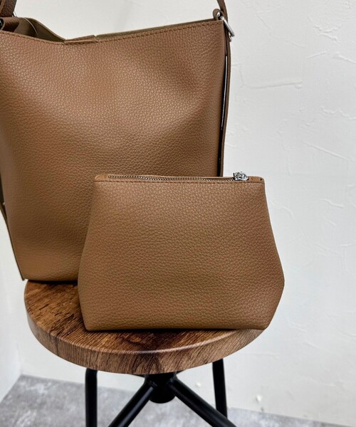 fredy emue（フレディエミュ）の「ソフトシボ2WAYホーボーバッグ（ショルダーバッグ・レディース・ブラック/ブラウン・FREE）」の22枚目の写真