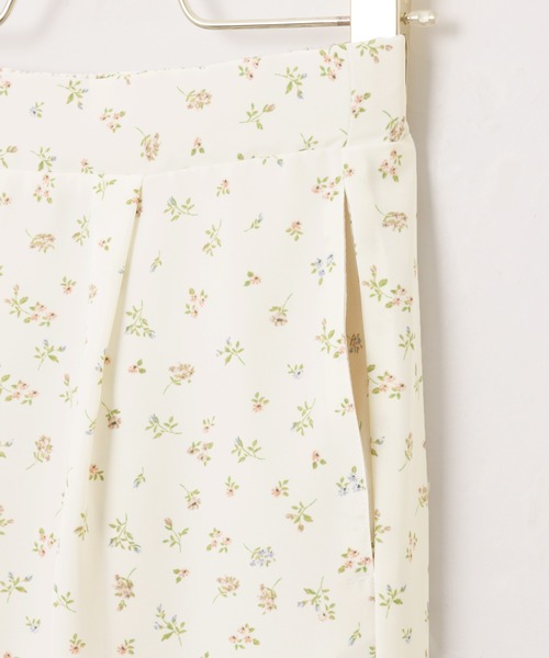 Freesia by andme(フリージアバイアンドミー)の「小花柄イージーワイドパンツ(その他パンツ・レディース・オフホワイト/ブラック・M/L)」の5枚目の写真
