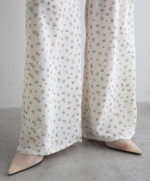 Freesia by andme(フリージアバイアンドミー)の「小花柄イージーワイドパンツ(その他パンツ・レディース・オフホワイト/ブラック・M/L)」の16枚目の写真