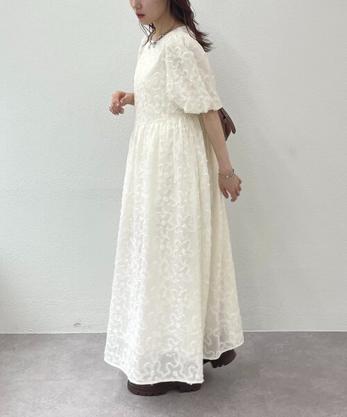 w closet(ダブルクローゼット)の「【3色展開】フラワーレースワンピース(ワンピース・レディース・ブルー/ブラック/アイボリー・FREE)」の7枚目の写真