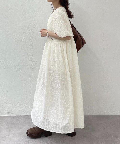 w closet(ダブルクローゼット)の「【3色展開】フラワーレースワンピース(ワンピース・レディース・ブルー/ブラック/アイボリー・FREE)」の8枚目の写真