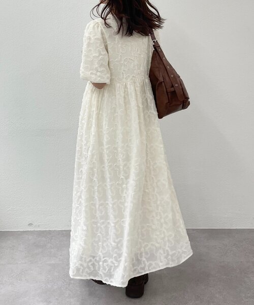 w closet(ダブルクローゼット)の「【3色展開】フラワーレースワンピース(ワンピース・レディース・ブルー/ブラック/アイボリー・FREE)」の11枚目の写真