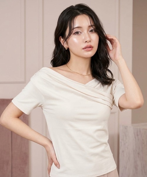 DIP IN CHOCOLATE(ディップインチョコレート)の「ドレープオフショルTシャツ【DIP IN CHOCOLATE】(Tシャツ/カットソー・レディース・ブラック/クリーム/ピンク・F)」の2枚目の写真