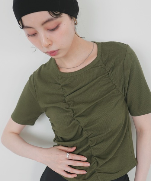 LIAN（リアン）の「シャーリングギャザーTシャツ（Tシャツ/カットソー・レディース・ブラウン/アイボリー/カーキ/ブラック・FREE）」の20枚目の写真
