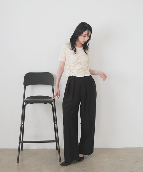 LIAN（リアン）の「シャーリングギャザーTシャツ（Tシャツ/カットソー・レディース・ブラウン/アイボリー/カーキ/ブラック・FREE）」の17枚目の写真