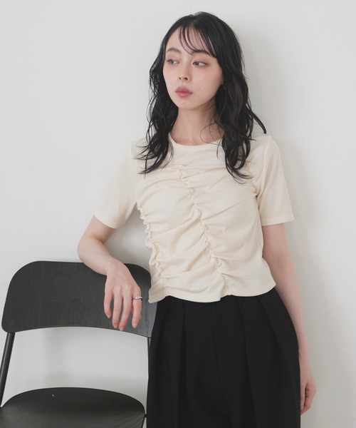 LIAN（リアン）の「シャーリングギャザーTシャツ（Tシャツ/カットソー・レディース・ブラウン/アイボリー/カーキ/ブラック・FREE）」の10枚目の写真