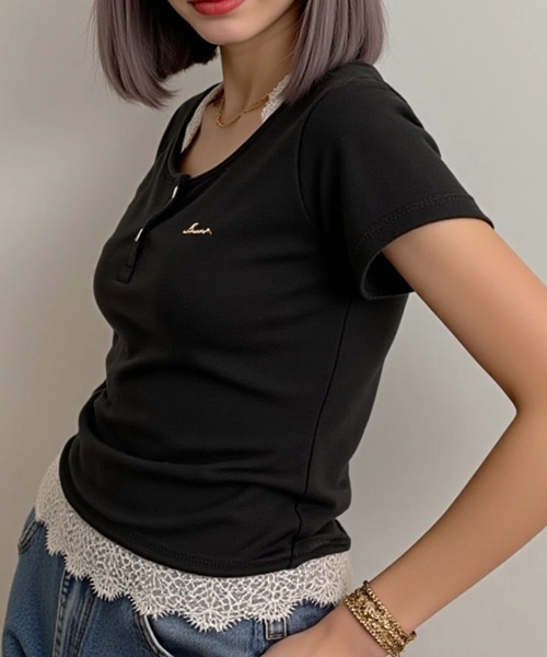 .KOM(ドットコム)の「A'GEM/9 × .kom 『.KOMZ/ドットケーオーエムゼット』リボンサイドドロスト クロップドTシャツ(Tシャツ/カットソー・レディース・ブラック/オフホワイト・FREE)」の11枚目の写真