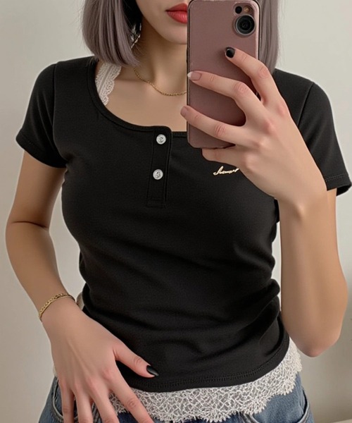.KOM(ドットコム)の「A'GEM/9 × .kom 『.KOMZ/ドットケーオーエムゼット』リボンサイドドロスト クロップドTシャツ(Tシャツ/カットソー・レディース・ブラック/オフホワイト・FREE)」の13枚目の写真