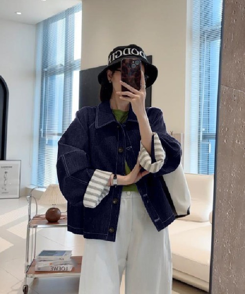 semplice（センプリチェ）の「カラーネックルーズフィット 袖口コントラストストライプデニムジャケット（デニムジャケット・レディース・ダークブルー・M/L）」の4枚目の写真