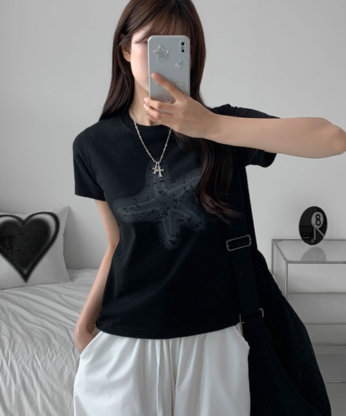 UNE MANSION(ユヌマンション)の「サマースターグラフィッククロップド半袖Tシャツ(Tシャツ/カットソー・レディース・ブラック/ホワイト/ブラウン・FREE)」の3枚目の写真