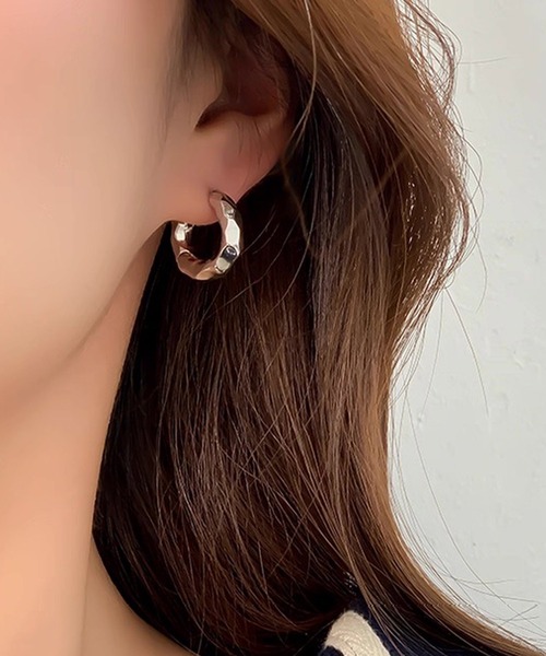 shopnikoniko（ショップニコニコ）の「凸凹テクスチャー リングフープピアス（ピアス（両耳用）・レディース・シルバー/ゴールド・フリー）」の2枚目の写真