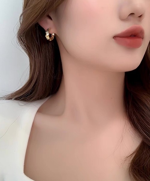 shopnikoniko（ショップニコニコ）の「凸凹テクスチャー リングフープピアス（ピアス（両耳用）・レディース・シルバー/ゴールド・フリー）」の3枚目の写真