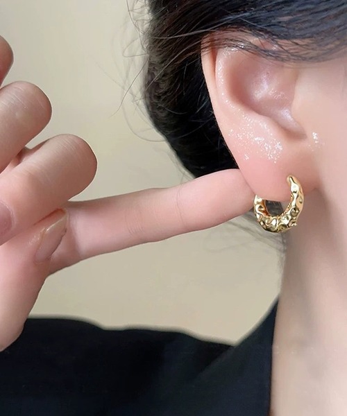 shopnikoniko（ショップニコニコ）の「凸凹テクスチャー リングフープピアス（ピアス（両耳用）・レディース・シルバー/ゴールド・フリー）」の5枚目の写真