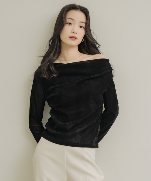 NEUNA（ヌナ）の「オフショルシアーベロアドレープトップス（Tシャツ/カットソー・レディース・アイボリー/チャコールグレー/ブラウン/ブラック・FREE）」の3枚目の写真