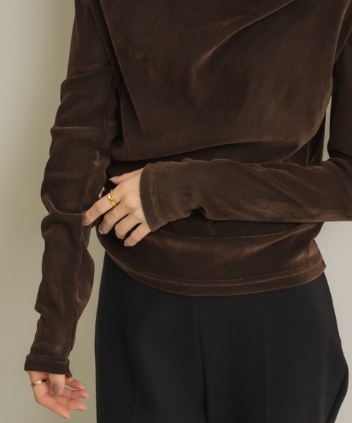 NEUNA（ヌナ）の「オフショルシアーベロアドレープトップス（Tシャツ/カットソー・レディース・アイボリー/チャコールグレー/ブラウン/ブラック・FREE）」の8枚目の写真