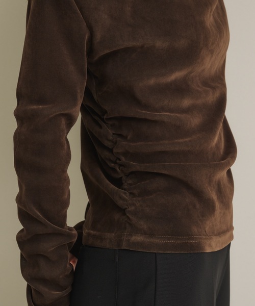 NEUNA（ヌナ）の「オフショルシアーベロアドレープトップス（Tシャツ/カットソー・レディース・アイボリー/チャコールグレー/ブラウン/ブラック・FREE）」の21枚目の写真