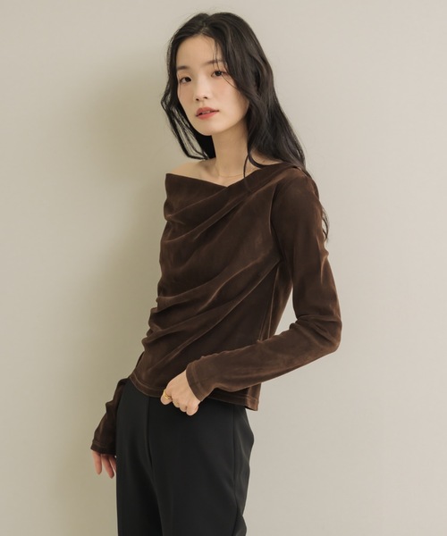 NEUNA（ヌナ）の「オフショルシアーベロアドレープトップス（Tシャツ/カットソー・レディース・アイボリー/チャコールグレー/ブラウン/ブラック・FREE）」の9枚目の写真