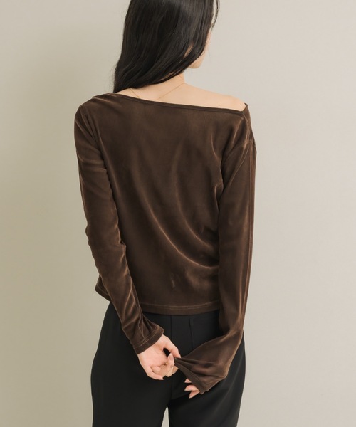NEUNA（ヌナ）の「オフショルシアーベロアドレープトップス（Tシャツ/カットソー・レディース・アイボリー/チャコールグレー/ブラウン/ブラック・FREE）」の14枚目の写真