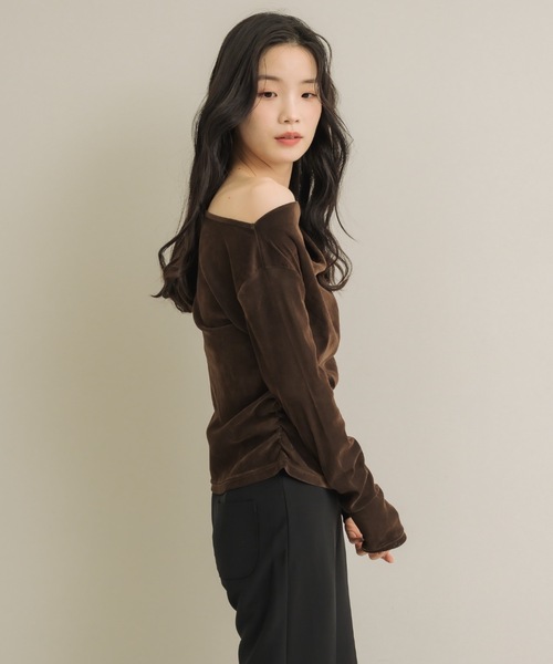 NEUNA（ヌナ）の「オフショルシアーベロアドレープトップス（Tシャツ/カットソー・レディース・アイボリー/チャコールグレー/ブラウン/ブラック・FREE）」の20枚目の写真