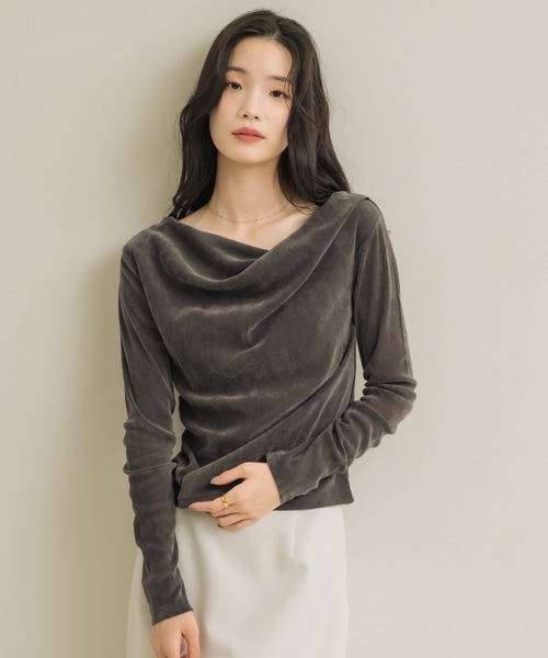 NEUNA（ヌナ）の「オフショルシアーベロアドレープトップス（Tシャツ/カットソー・レディース・アイボリー/チャコールグレー/ブラウン/ブラック・FREE）」の11枚目の写真