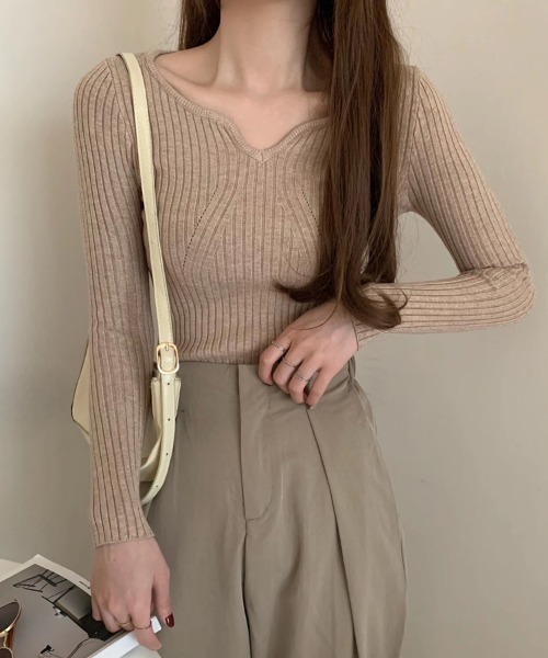 Beststore(ベストストア)の「vネックニット ハートシェイプドネックニット 長袖(ニット/セーター・レディース・ブラック/グレー/ホワイト/ブラウン/ベージュ/ライトベージュ・FREE)」の7枚目の写真