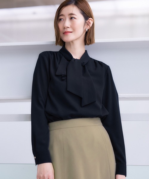 AOYAMA（アオヤマ）の「＜WEB限定＞通勤にも特別な日にも、コーディネートを格上げ！アシンメトリーフリルブラウス（シャツ/ブラウス・レディース・ネイビー/ホワイト・M/L）」の2枚目の写真