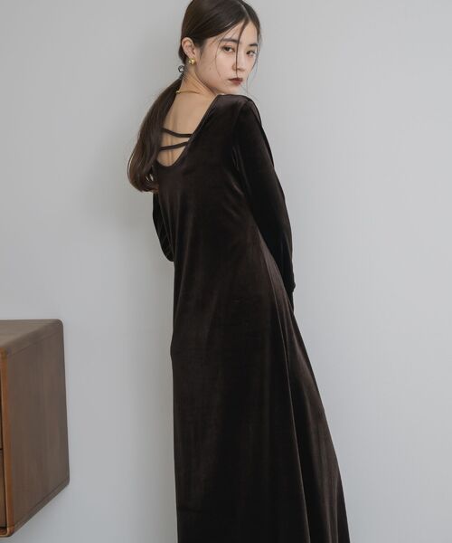 kivi（キヴィ）の「ベロアロングOP（ワンピース・レディース・ブラウン/ダークグレー・FREE）」の2枚目の写真