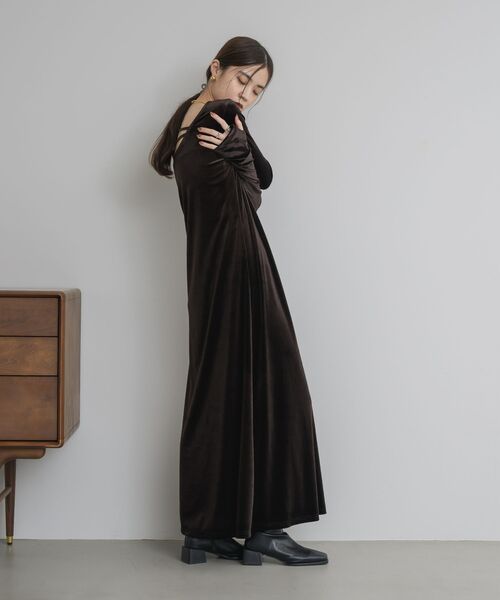 kivi（キヴィ）の「ベロアロングOP（ワンピース・レディース・ブラウン/ダークグレー・FREE）」の3枚目の写真