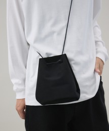 kuros'（クロス）の「【kuros’オリジナル】エコスエード2WAY巾着バッグ 日本製（ハンドバッグ）」